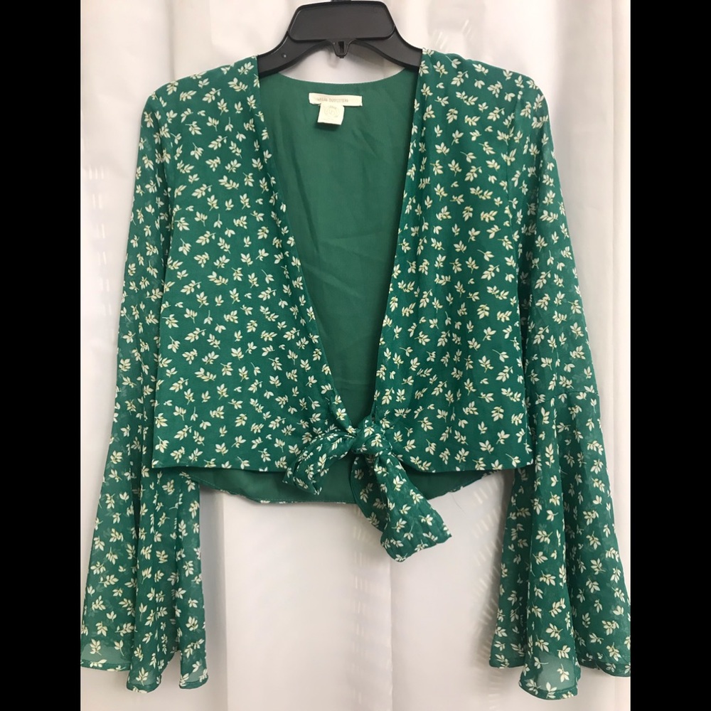 Green tied cropped top
